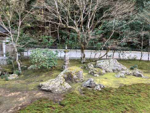 宗鏡寺、通称、沢庵寺の庭園。沢庵和尚作といわれ、県の指定文化財になっています。
