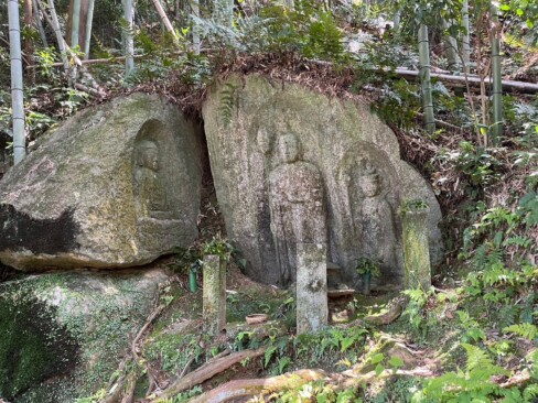 やぶの中三尊磨崖仏。当尾の石仏群の中で最古の年号(弘長二年・1262年)があるそうです。