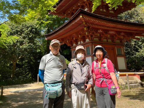 三重塔の前で、記念撮影。。青空と新緑をバックに素敵です。