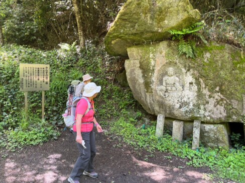 からすの壺二尊(阿弥陀・地蔵磨崖仏)。もう一つは、左側に回り込んだら見られるようです。