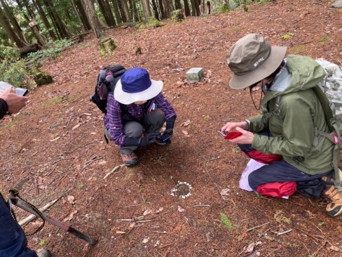 まーるくなって芽を出すギンリョウソウ。そりゃ、写真を撮りたくなりますよね!(^^)!