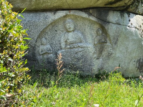 わらい仏(岩船阿弥陀三尊磨崖仏)。当尾を代表する石仏の一つ。優しいお顔です。