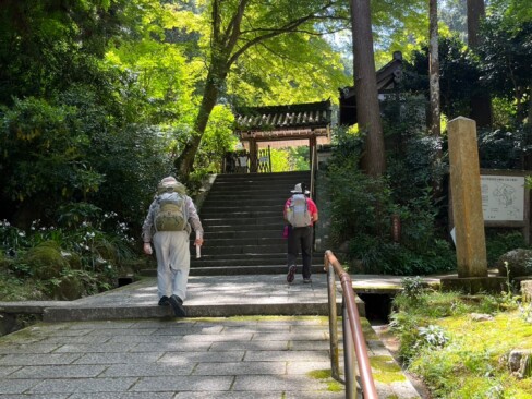 岩船寺到着です。緑が映えてます。