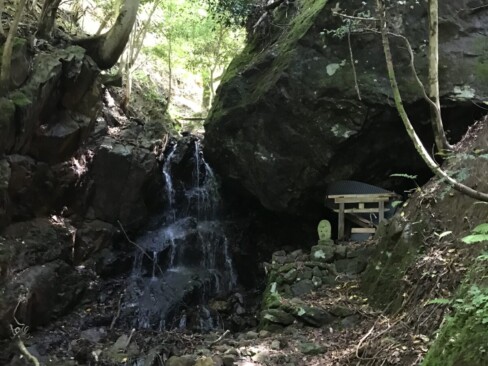 大本教の開祖様が修行をした岩の祠。