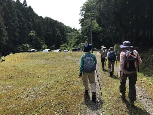 広い駐車場が見えてきました。お疲れさまでした。