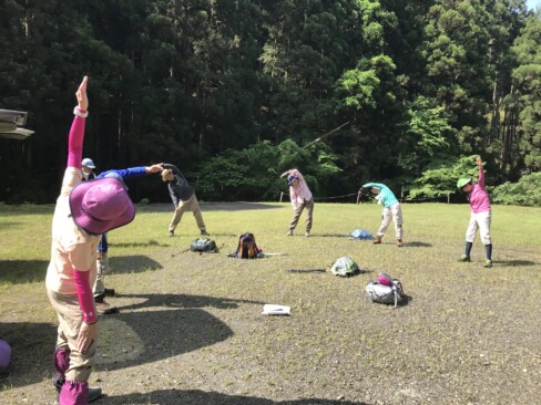 本日の参加は12名。会長恒例のラジオ体操!!