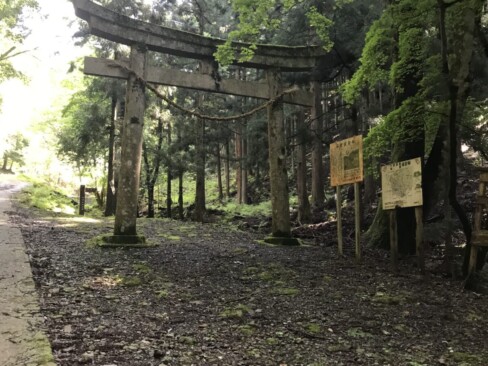 水分神社の先にある鳥居。ここをくぐると、参道である山道が山頂まで伸びています。