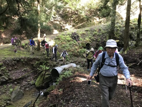 まずは、渡渉。前日の雨で滑りやすいです。