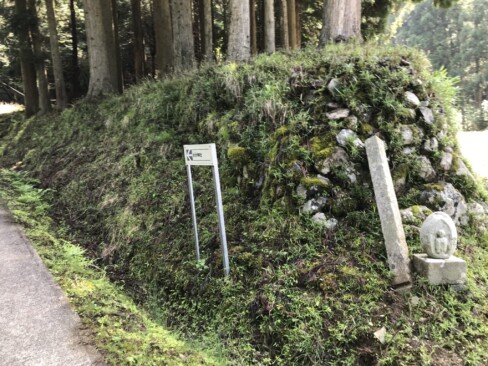 登山口のお地蔵様。安全登山を祈ります。