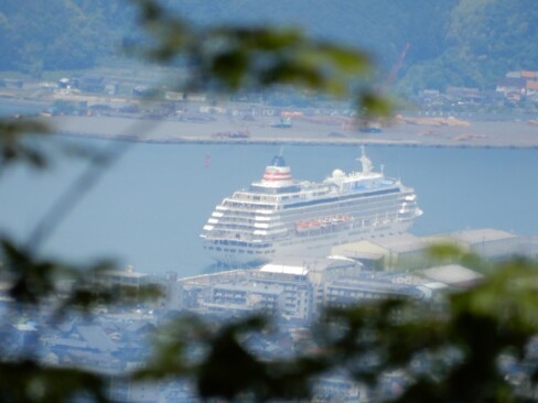 舞鶴湾に停泊中の豪華客船