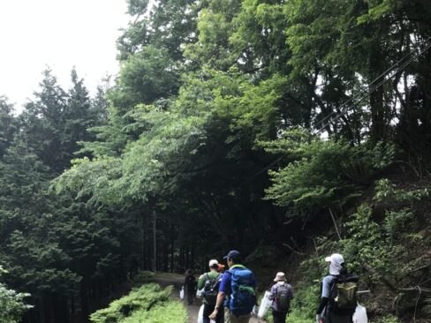 舗装路の下りは、なかなか足にこたえます。