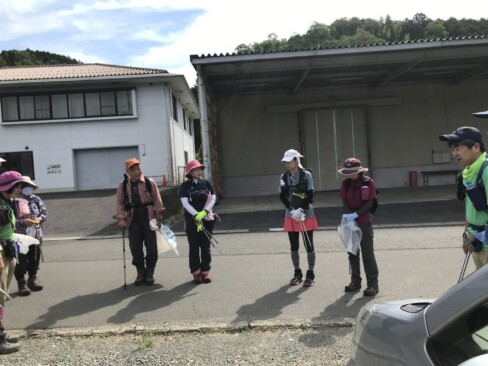 庵我公民館前に9時集合。リーダーから説明中。