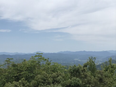 山頂から。双耳峰の青葉山と三角に尖った弥仙山が並んで見えています。