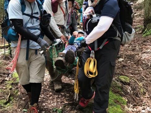 搬送ネットを使っての搬出訓練。(Aグループ)