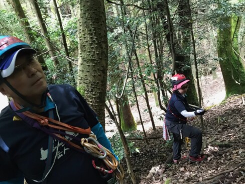 Aグループも、ループにカラビナを入れて斜面を下りる訓練。