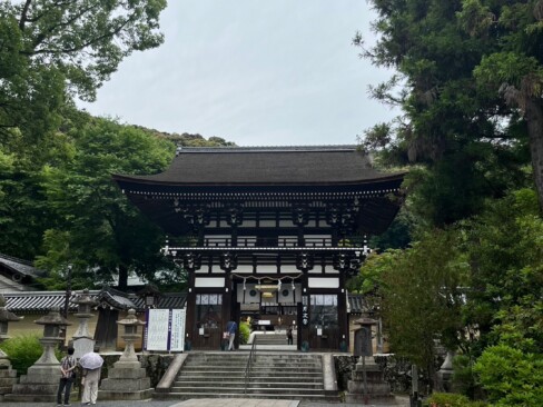 どっしりとした山門です。