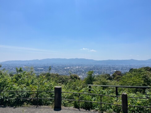 東山山頂公園(標識21)の展望台から。京都市街のパノラマが広がります。