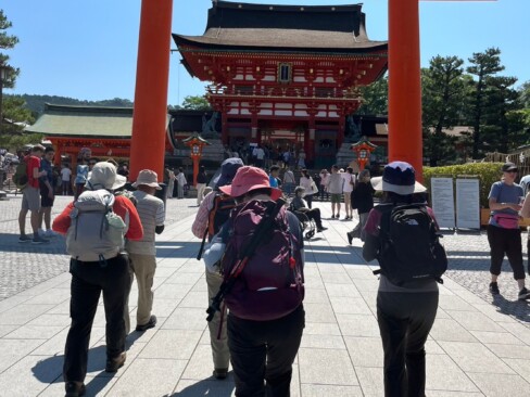 まずは、伏見稲荷大社にお参り。