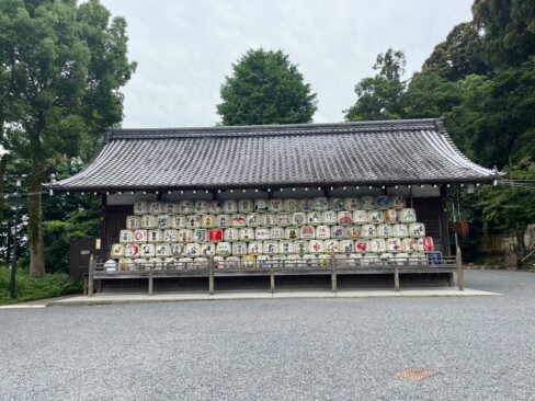 松尾大社はお酒の神様。神輿庫前にはたくさんの奉納酒樽が。