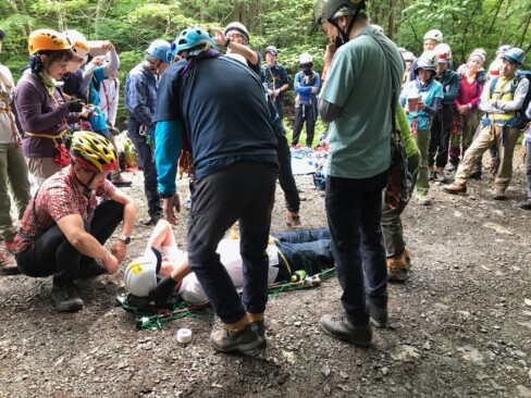 搬送用ネットを使った救助のデモ。