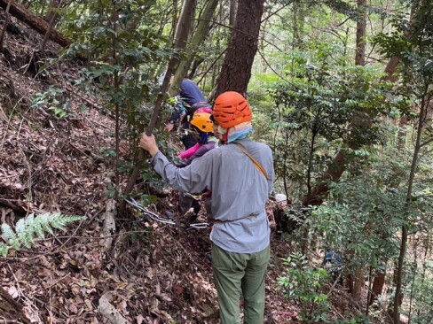 カラビナスルーの訓練。足を滑らせても落ちないように確保しています。(Cグループ)