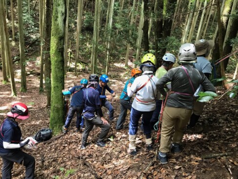 斜面にロープを張って訓練します。(Aグループ)