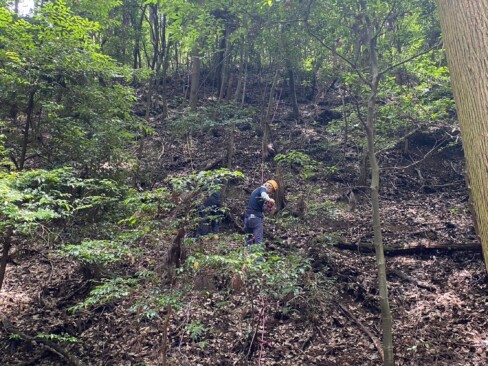 丸結び(オーバーハンドノット)を活用して細引きをつなぎ、急斜面を下りる訓練。Cグループはかなりの急斜面!!