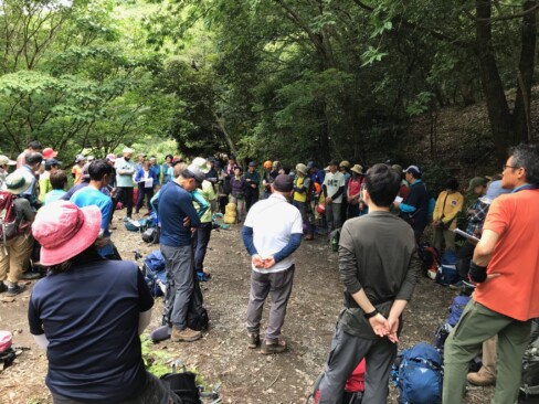 3グループが集まって、合同反省会をしています。