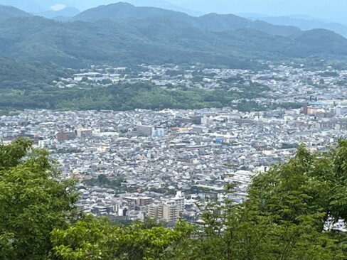 北側に向かって、木々の間から街並みが見えます。