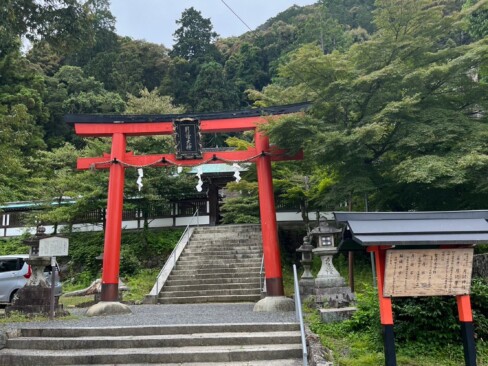 朱塗りの鳥居が目立ちます。