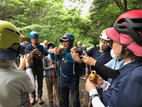 8の字結び(エイトノット)は「こうして、こうして・・・」。皆さん真剣です。(Aグループ)