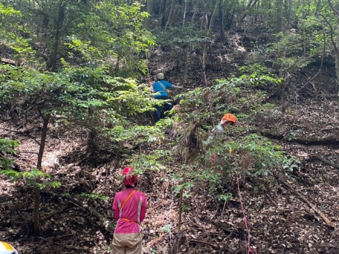 ループにカラビナを入れて、急斜面を下りる訓練(Cグループ)