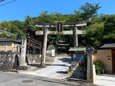標識28を右折すると粟田神社。見事な紅葉で知られているとか・・・。
