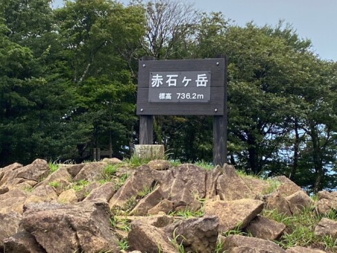 赤石ケ岳、とうちゃこ!!名前の通り、赤みがかった岩です。