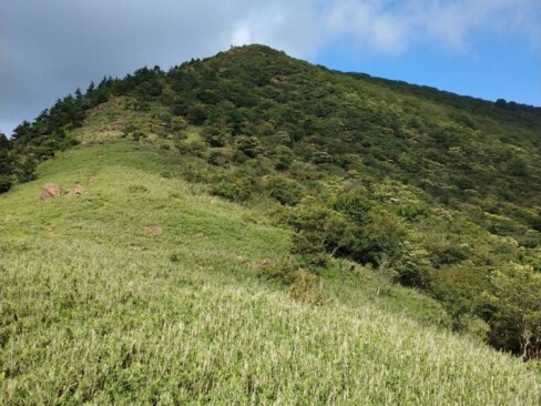 赤石ケ岳目指して登ります。