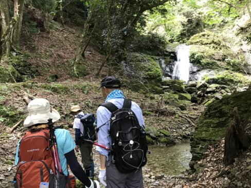 奥に見えるのが、お目当ての滝。でも、その前に…またまた渡渉します。