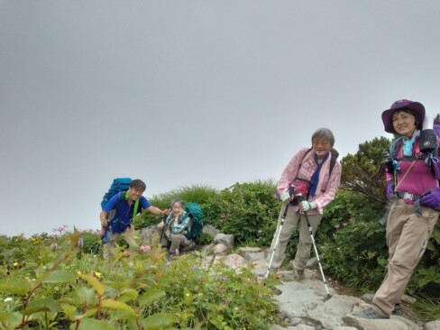 ちょっと疲れましたかね。お花に囲まれて一休み。