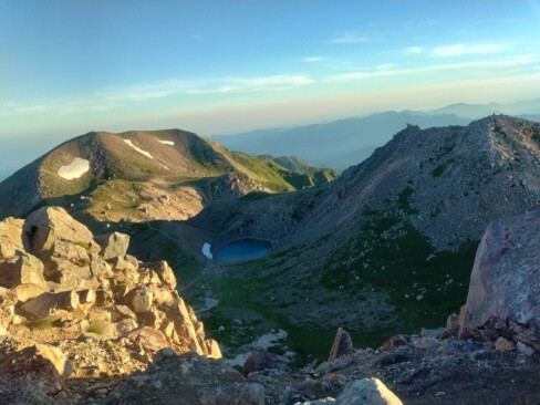 ガレガレの剣ヶ峰と池の向こうに大汝峰。