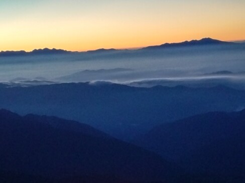 雲海の向こうに太陽が準備してる。