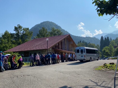 ビジターセンターからはバスに乗ります。すでに行列が!!