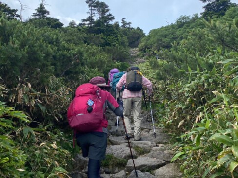 大きな岩がゴロゴロした登山道。山頂目指して頑張ります。