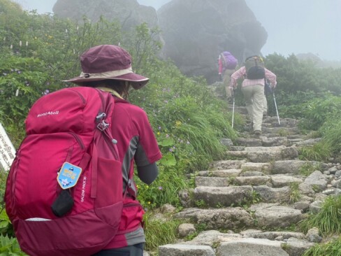 ちょっとガスってきました。黒ボコ岩までもう少し。