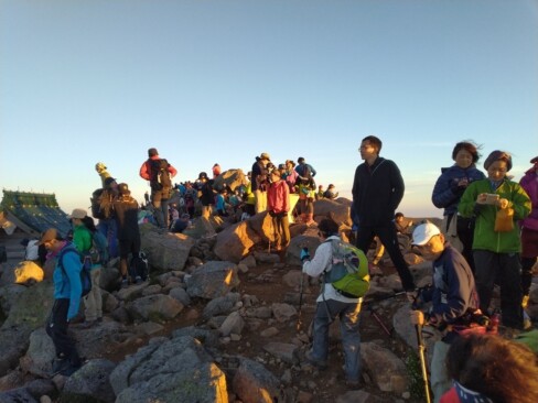 御前峰は、ご来光を見ようと集まった人でいっぱい。