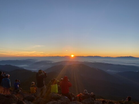 太陽が出てきました。素晴らしいご来光!!