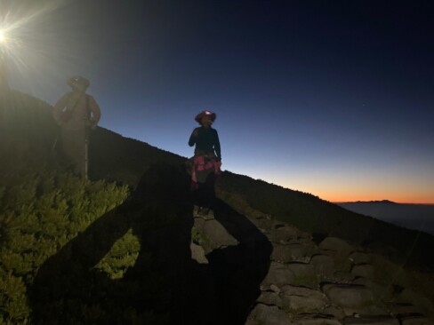 ヘッドライトを付けてご来光を見に登ります。