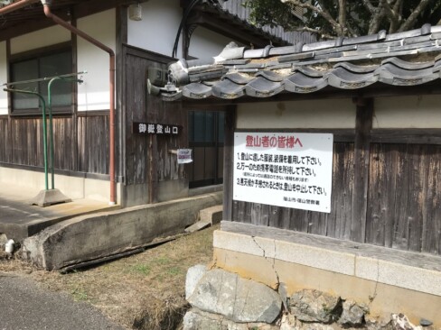 民家の間を通り抜けていきます。