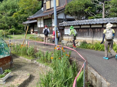 ワイワイ賑やかに登山口に向かいます。