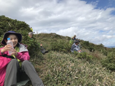 風をよけて、ランチタイム。