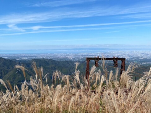 茅ふき屋根のためのカヤを刈って、ロープウエイで麓までおろしていたそうな。その名残。
