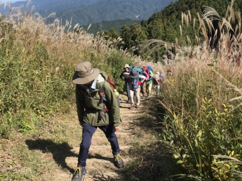 後ろは東峰。その奥のお山も気になるけれど…分かりません。